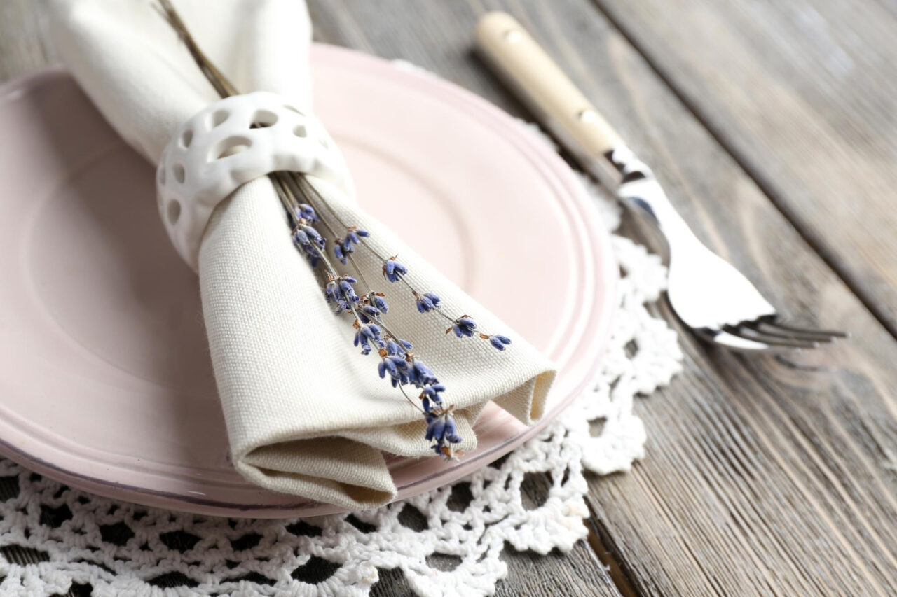 Set et serviette de table brodés : le détail qui change la table sans en faire trop