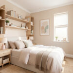 Petite chambre lumineuse et bien aménagée, avec rangements muraux, une décoration douce et une ambiance élégante et fonctionnelle.