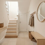 Aménager une entrée étroite sans gêner l’accès à l’escalier Entrée étroite et moderne aménagée avec des rangements compacts, laissant un passage dégagé vers l’escalier.